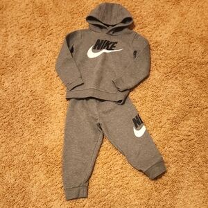 Nike 2 Piece Fleece Pullover Hoodie & Sweatpants w/ 2 pockets. Size 4T NEW COND!